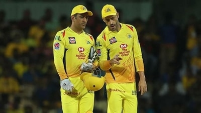 MS Dhoni and Faf du Plessis chat during an IPL match. (IPL/Twitter)