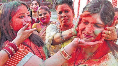 Members of the Purvanchal Welfare Association celebrating Holi in Sector 47, Chandigarh, on a hot Sunday afternoon. (Keshav Singh/HT)