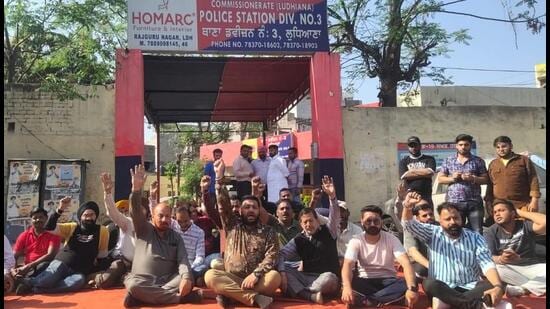 Benjamin Road market association president Robin Sidana led the protest outside the Division number 3 police station in Ludhiana. (HT Photo)