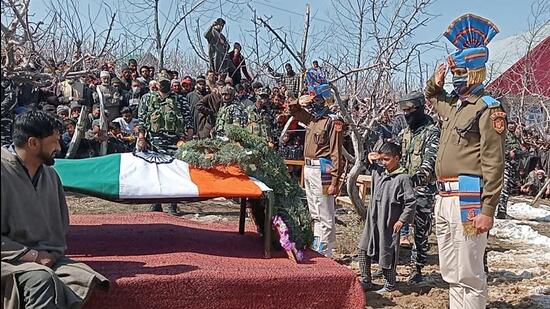CRPF jawan Mukhtar Ahmad Dohi’s funeral procession in Jammu and Kashmir’s Shopian on Sunday. (HT Photo)