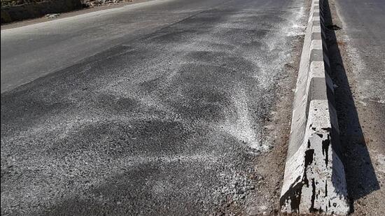 At present, a road network of 2000 kilometres fall under the jurisdiction of BMC — out of which, the BMC officials have claimed that road length till 1,000 kilometres have been concretised and in the ongoing year, the civic body has set up a target of concreting 200 kilometres of the roads. (HT PHOTO)