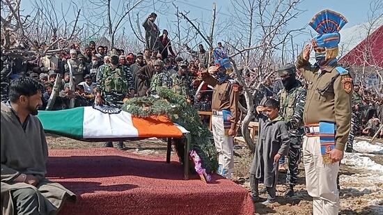 Theson of slain CRPF jawan Mukhtar Ahmad Dohipays tribute in Shopian district of J&K on Sunday (HT Photo)