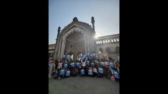 Over 100 volunteers of Isha Foundation spread awareness about the increasing plight of soil in India and the world over at various places across Lucknow through “Save Soil” campaign on Sunday (HT photo)