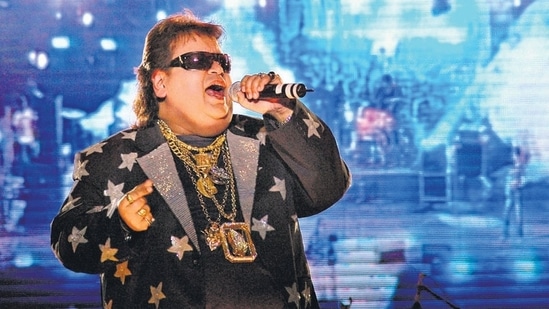 Singer and composer Bappi Lahiri during a live performance at Andheri Sports Complex in Mumbai in 2009. (HT file photo)