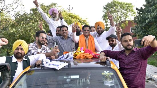 AAP candidate Madan Lal Bagga from Ludhiana North constituency with his supporters after result. (Gurpreet Singh/HT)