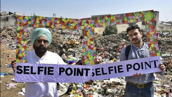 NGOs staging ‘selfie’ protest slamming MC for its failure to stop dumping of waste in open. (HT Photo)