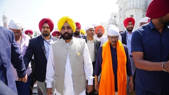 Both the leaders also paid floral tribute at Jallianwala Bagh memorial in Amritsar.(Twitter/AAP)
