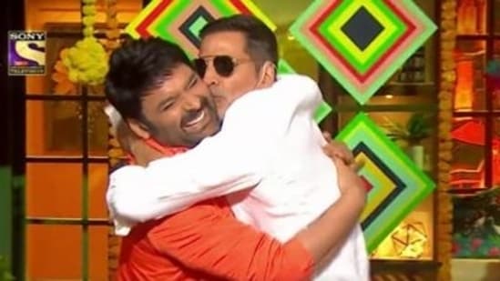 Akshay Kumar kissing Kapil Sharma on The Kapil Sharma Show.