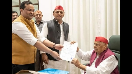 Samajwadi Party (SP) chief patron Mulayam Singh Yadav giving SP’s newly elected Saharanpur Rural MLA Ashu Malik his victory certificate at the party office, in the presence of SP chief Akhilesh Yadav. (Sourced)