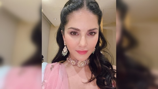 Sunny Leone wore a subtle pink shade on her lips and opted for minimal eye and face makeup.(Instagram/@sunnyleone)