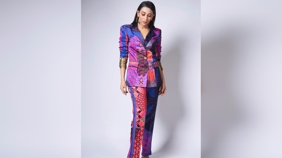 Karisma Kapoor wore this outfit to the show India's Got Talent Season 9. The show was also attended by Govinda, who played Karisma's love interest in several 90s films.(Instagram/@therealkarismakapoor)