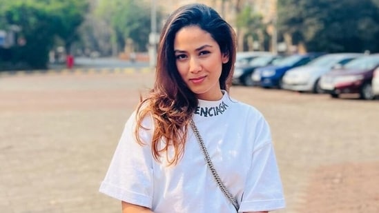 Mira Rajput is a 'Delhi Girl in Mumbai' as she enjoys outing in <span class='webrupee'>₹</span>32k oversized top and mini shorts: See pic, video