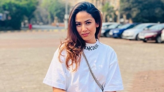 Mira Rajput is a 'Delhi Girl in Mumbai' as she enjoys outing in <span class='webrupee'>?</span>32k oversized top and mini shorts: See pic, video