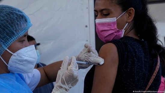 A healthcare worker inoculates a woman with a Covid-19 vaccine (Arnulfo Franco/AP/picture alliance )