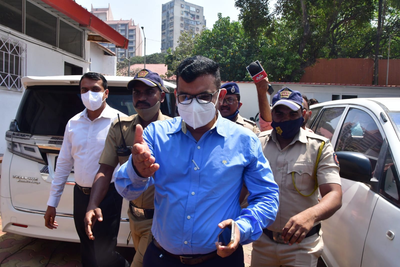 Cyber cell officers arrive at the official bungalow of Devendra Fadnavis in Mumbai on Sunday. (Bhushan Koyande/HT Photo) Cyber cell officers arrive at the official bungalow of Devendra Fadnavis in Mumbai on Sunday. (Bhushan Koyande/HT Photo)