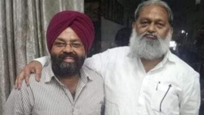 BJP Ambala district information technology (IT) cell in-charge, Vikramjeet Singh Nagi, with Haryana home minister Anil Vij, who is also from the town. (HT file photo)