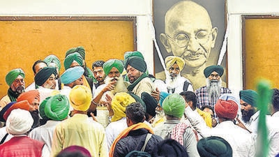 SKM members at a meeting in New Delhi on Monday (Raj K Raj/HT) SKM members at a meeting in New Delhi on Monday (Raj K Raj/HT)