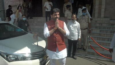 Pune mayor Muralidhar Mohol greets people on the last day of the functioning of Pune Municipal Corporation, on Monday. The budget presented by PMC standing committee has proposed to make Pune a lake, yoga city, have pedestrian-friendly signals with timers, mobile clinics for senior citizens. (HT) Pune mayor Muralidhar Mohol greets people on the last day of the functioning of Pune Municipal Corporation, on Monday. The budget presented by PMC standing committee has proposed to make Pune a lake, yoga city, have pedestrian-friendly signals with timers, mobile clinics for senior citizens. (HT)