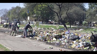 Garbage dumped out in the open in a neighbourhood of SBS Nagar near the railway lines in Ludhiana ahead of Swachh Survekshan inspection. (Gurpreet Singh/HT)