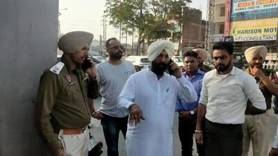 Ludhiana AAP MLA conducting a surprise checking traffic police booths. (HT Photo) Ludhiana AAP MLA conducting a surprise checking traffic police booths. (HT Photo)