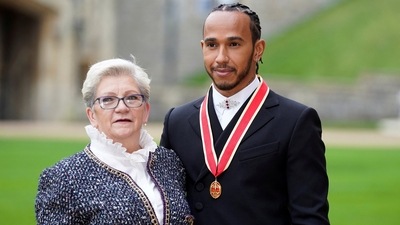 Lewis Hamilton poses with his mother Carmen Lockhart for a photo (REUTERS/FILE PHOTO )