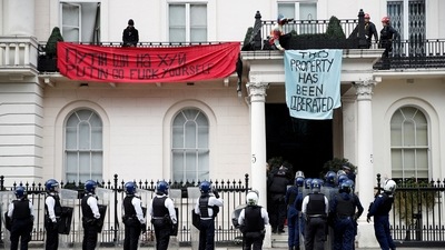 Police officers prepare to enter a mansion reportedly belonging to Russian billionaire Oleg Deripaska, who was placed on Britain's sanctions list last week, as squatters occupy it, in Belgravia, London, Britain. (REUTERS)