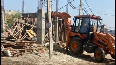 An MC team demolishing an illegal shop on Circular road in Ludhiana (HT Photo)