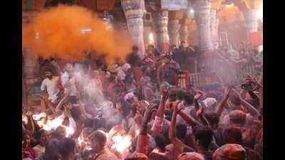 Devotees participating in Holi at Dwarkadeesh Temple in Mathura. (HT photo) Devotees participating in Holi at Dwarkadeesh Temple in Mathura. (HT photo)