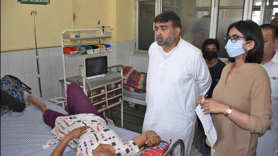 Unhygienic conditions, shortage of doctors and medical staff, delay in getting results, and shortage of drinking water were some of the issues raised by patients during Aam Aadmi Party Ludhiana Central MLA-elect Ashok Prashar Pappi’s surprise check of the civil hospital. (Gurpreet Singh/HT)