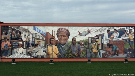 Michael Rosato's mural "Reflections on Pine" is centered around Tubman(Anja Steinbuch/Michael Marek/DW )