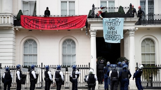 Police officers prepare to enter a mansion reportedly belonging to Russian billionaire Oleg Deripaska, who was placed on Britain's sanctions list last week, as squatters occupy it, in Belgravia, London, Britain.(REUTERS)