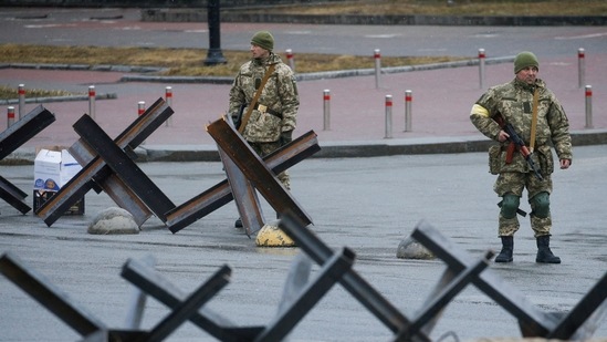 Members of the Territorial Defence Force stand guard at a check point, as Russia's invasion of Ukraine continues, at the Independence Square in central Kyiv, Ukraine.(Reuters photo)