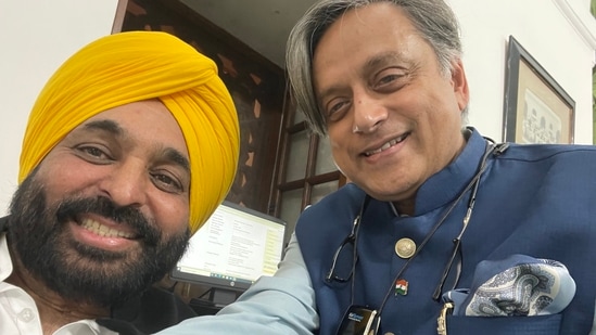 Shashi Tharoor posted his selfie with Bhagwant Mann on Twitter.&nbsp;