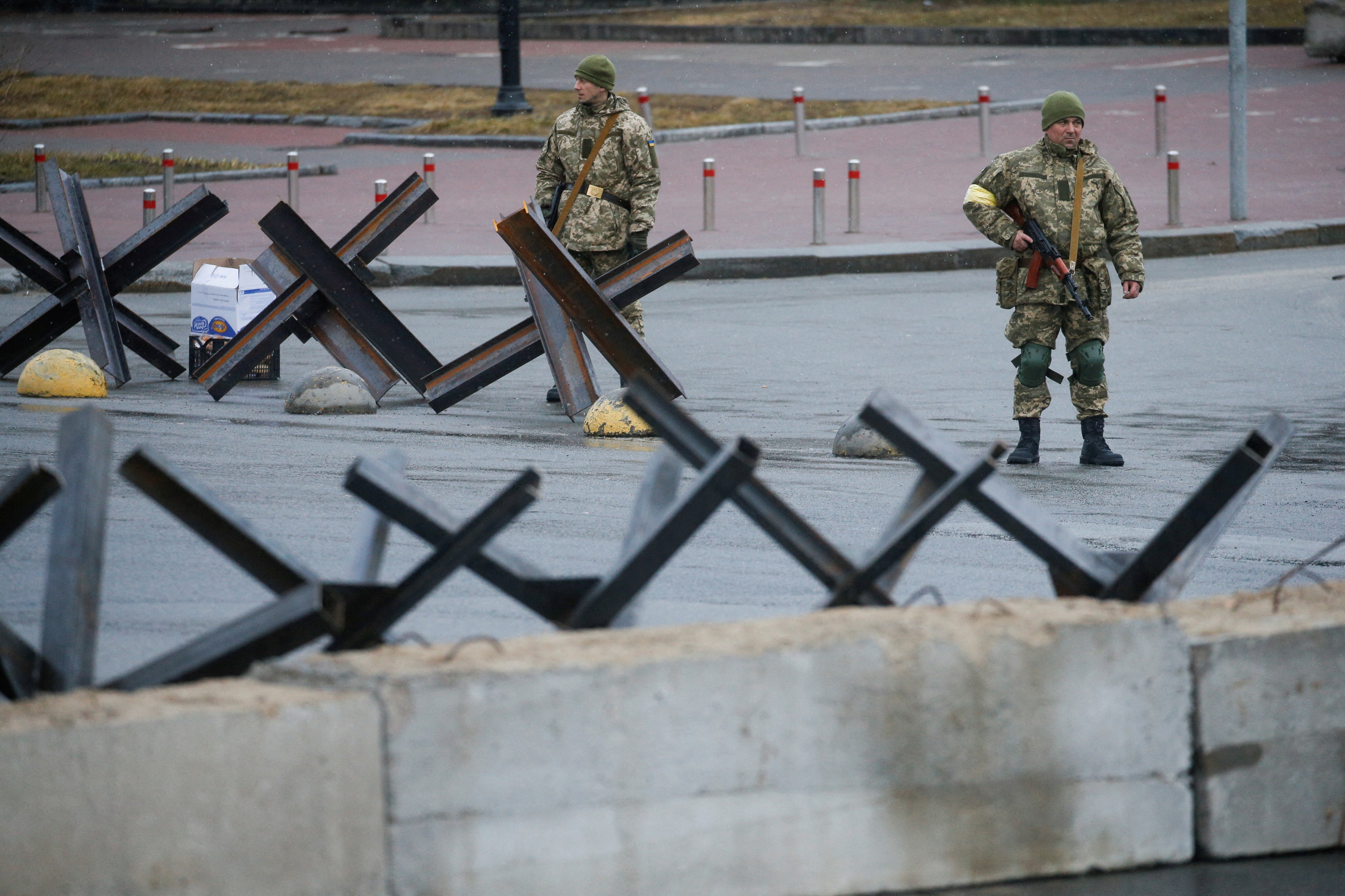 Members of the Territorial Defence Force stand guard at a check point, as Russia's invasion of Ukraine continues, at the Independence Square in central Kyiv, Ukraine. (Reuters photo)