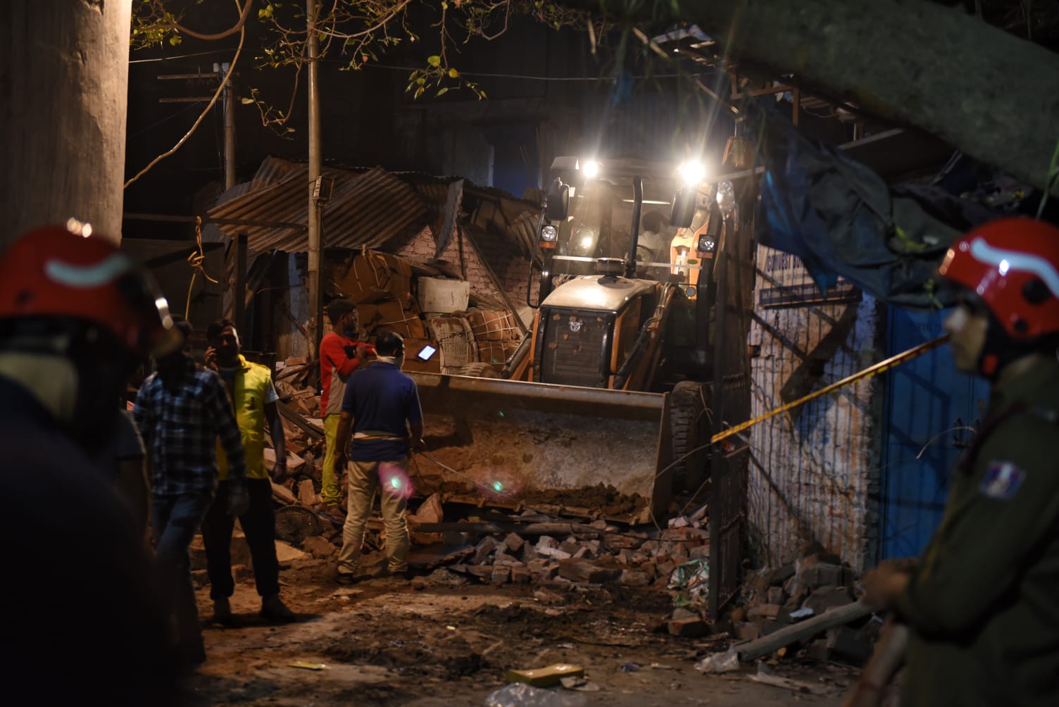 Rescue operation underway near Kashmiri Gate, New Delhi, on Monday.&nbsp; (Sanchit Khanna/ HT Photo)