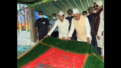 Bihar chief minister Nitish Kumar offers a chadar at Maner Sharif, in Patna on Tuesday. (Santosh Kumar/HT Photo) Bihar chief minister Nitish Kumar offers a chadar at Maner Sharif, in Patna on Tuesday. (Santosh Kumar/HT Photo)