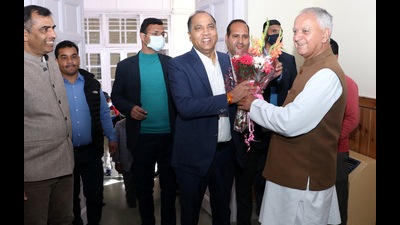 Jal Shakti minister Mahinder Singh welcomes CM Jai Ram Thakur before attending the last day of the Himachal Pradesh Vidhan Sabha budget session. (Deepak Sansta/HT)