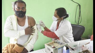 A health worker administers a dose of Covid-19 vaccine at the Combined District Hospital, Sanjay Nagar, in Ghaziabad on Tuesday. (Sakib Ali/HT) A health worker administers a dose of Covid-19 vaccine at the Combined District Hospital, Sanjay Nagar, in Ghaziabad on Tuesday. (Sakib Ali/HT)