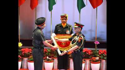 General Officer Commanding-in-Chief (GOC-in-C) of the Northern Command Lt General Upendra Dwivedi presenting a gallantry award in Udhampur on Tuesday. (HT Photo)