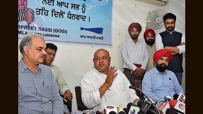 Asserting that the connections will be restored starting Wednesday, Ludhiana West MLA-elect Gurpreet Gogi said officials have been directed to collect the pending dues worth ₹160 crore in instalment, should the defaulters be unable to clear their dues in one go. (Gurpreet Singh/HT) Asserting that the connections will be restored starting Wednesday, Ludhiana West MLA-elect Gurpreet Gogi said officials have been directed to collect the pending dues worth ₹160 crore in instalment, should the defaulters be unable to clear their dues in one go. (Gurpreet Singh/HT)