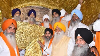 Members of the UK-based Guru Nanak Nishkam Sewak Jatha with head granthi Giani Jagtar Singh, SGPC president Harjinder Singh Dhami and others before starting the repair of gold plating and art work inside the Golden temple in Amritsar on Tuesday. (HT Photo) Members of the UK-based Guru Nanak Nishkam Sewak Jatha with head granthi Giani Jagtar Singh, SGPC president Harjinder Singh Dhami and others before starting the repair of gold plating and art work inside the Golden temple in Amritsar on Tuesday. (HT Photo)