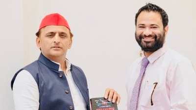 Dr Kafeel Khan (right) met SP chief Akhilesh Yadav on Tuesday (Twitter/Kafeel Khan)