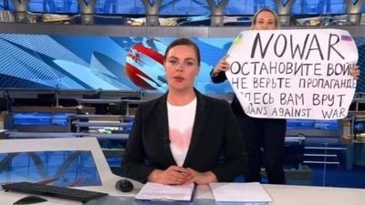 This video grab taken on March 15, 2022 shows Russian Channel One editor Marina Ovsyannikova holds a poster reading " Stop the war. Don't believe the propaganda' in Moscow on March 14, 2022 . - (AFP) This video grab taken on March 15, 2022 shows Russian Channel One editor Marina Ovsyannikova holds a poster reading " Stop the war. Don't believe the propaganda' in Moscow on March 14, 2022 . - (AFP)