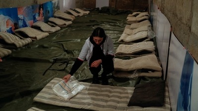 FILE PHOTO: Kateryna Safronova, a student of medicine, prepares beds in a makeshift hospital inside a bomb shelter in Kyiv Region, Ukraine March 14, 2022.  REUTERS/Valentyn Ogirenko/File Photo (REUTERS)