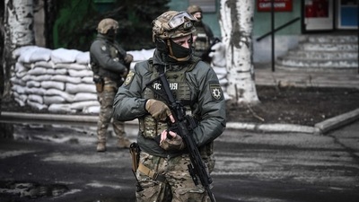 Ukrainian troops patrol in the town of Novoluhanske, eastern Ukraine (File photo- AFP) Ukrainian troops patrol in the town of Novoluhanske, eastern Ukraine (File photo- AFP)