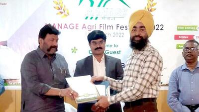 Ludhiana-based scientist Jaswinder Singh receiving the award at Manage Agri Film Festival, held on March 11. (HT PHOTO)