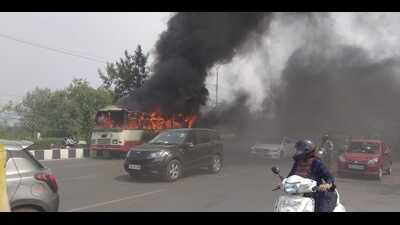 The incident caused panic among passengers and passers-by that led to traffic chaos for some time. (HT Photo)