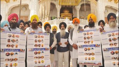 Dal Khalsa releasing the original Nanakshahi calendar outside the Akal Takht at the Golden Temple complex in Amritsar on Tuesday. (Sameer Sehgal/HT) Dal Khalsa releasing the original Nanakshahi calendar outside the Akal Takht at the Golden Temple complex in Amritsar on Tuesday. (Sameer Sehgal/HT)