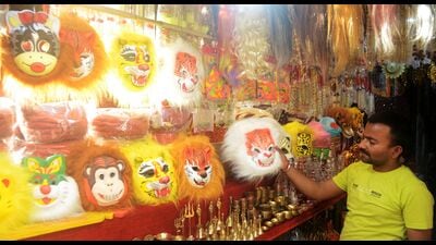 People shopping for Holi in Prayagraj. Police release videos, appeal for peaceful Holi , Shab-e-barat (Anil Kumar Maurya/ht photo)