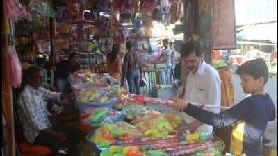 People busy buying for the Holi festival in Prayagraj. (ht photo)